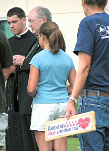 photo of pro-life prayer vigil outside Planned Parenthood Clinic off Stoughton Rd. in Madison